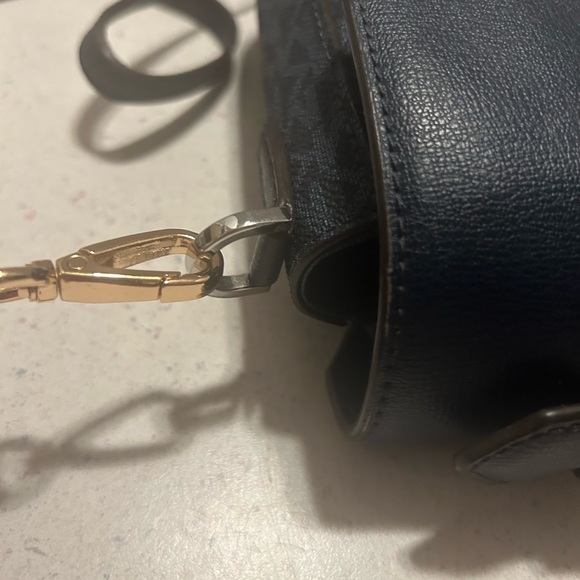 Nice Michael Kors crossbody. - Picture 15 of 15